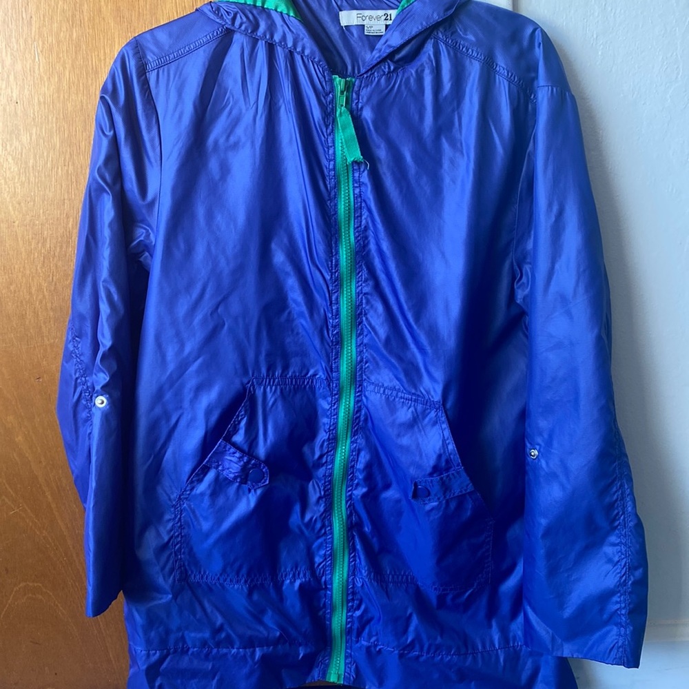 Dark blue/purple wind break